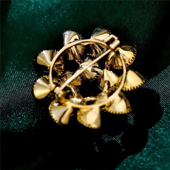 VQ Flower Brooch - Picture 3 of 4